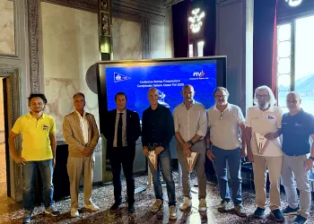 Gruppo di organizzatori e dirigenti davanti a uno schermo durante la presentazione del Campionato Italiano Classi Foil
