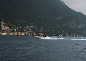 Frauscher 797 Spectre in navigazione sul Lago di Garda davanti a Gargnano
