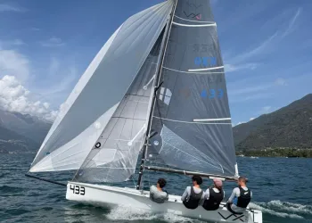 VX One con equipaggio in regata sul Lago di Como, vele gonfie e acqua mossa