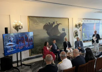 Relatori seduti in una sala con uno schermo che mostra le grafiche del Campionato Italiano Classi Olimpiche