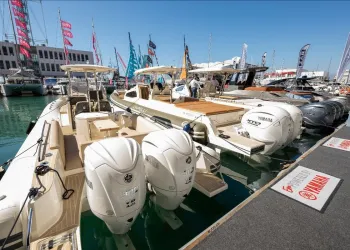 Imbarcazioni al pontile con più fuoribordo Yamaha XTO esposte al Salone Nautico di Genova