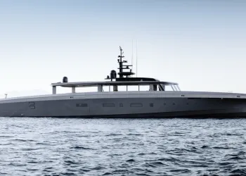 Yacht full?custom di profilo lungo e moderno in navigazione su mare calmo