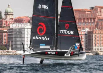Monoscafo foiling Alinghi con vele sponsorizzate davanti al lungomare di Napoli