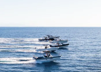 Flotta di gommoni RIB in navigazione con fuoribordo disposti in formazione sul mare