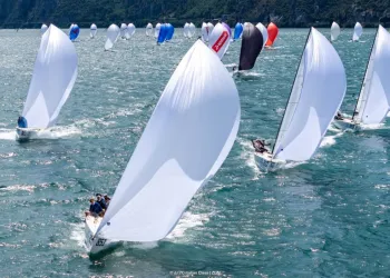 Flotta di J/70 con spinnaker bianchi in regata nelle acque di Porto Cervo