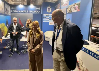 Giorgia Meloni allo stand della Lega Navale Italiana al Salone Nautico di Genova, insieme a rappresentanti e ufficiali