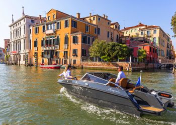 Il nuovo “full electric” Magonis Wave e-550 affascina i canali di Venezia 