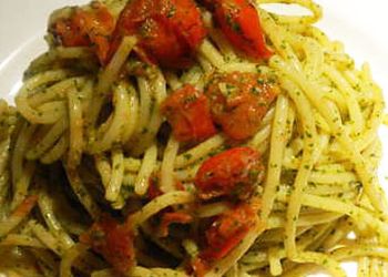 Spaghetti al pesto con pomodorini San Marzano