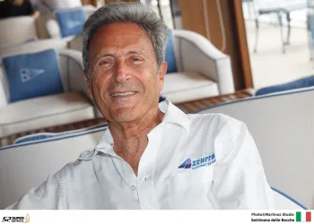 Riccardo Bonadeo seduto a bordo con camicia Azzurra Sailing Team, sorriso rilassato