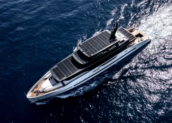 Yacht GX42 visto dall'alto con ampie superfici di pannelli solari sul ponte