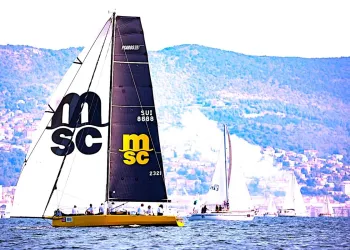 Imbarcazione da regata Psaros 33 con grandi loghi MSC sulle vele e murata in regata