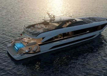 Yacht moderno con ponte aperto e piscina di poppa al tramonto