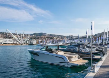 Unità da diporto ormeggiate al porto con la banchina espositiva del Salone Nautico di Genova sullo sfondo