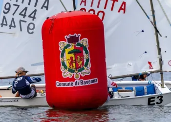 Derive in virata intorno a una boa rossa con lo stemma del Comune di Ravenna