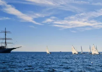 Barche a vela Star e una grande nave a palo sul mare con cielo sereno
