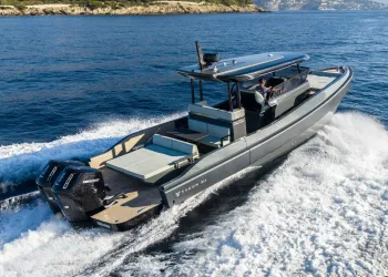 Tender TYKUN XII grigio in navigazione visto di poppa e fianco