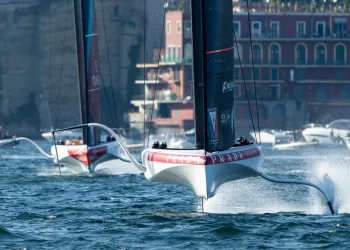 I foil di Luna Rossa sollevano gli scafi mentre navigano veloci nelle acque di Napoli