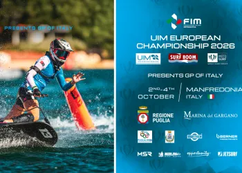 Pilota di motosurf in azione vicino a una boa accanto alla locandina del campionato europeo 2026