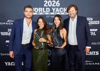Quattro persone sorridenti che tengono due trofei durante il gala dei World Yacht Trophies 2026.