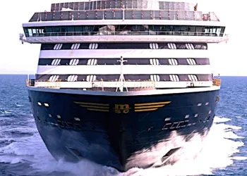 Prua di una grande nave da crociera che avanza sul mare lasciando una scia d'acqua