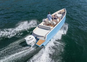 Sestante 6.8 Lupo di Mare in navigazione con fuoribordo Suzuki visibile a poppa