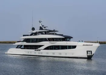 Superyacht Majesty bianco a più ponti in navigazione su acque calme