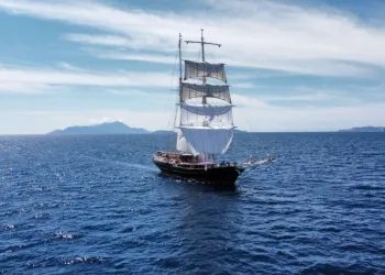 Brigantino Nave Italia a vela nel Golfo di La Spezia