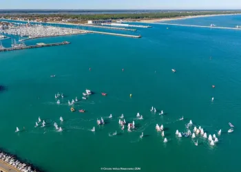 Regata di Optimist all'interno delle dighe di Marina di Ravenna vista dall'alto