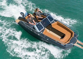Stylishly small and virtually silent electric yacht  Wave e-550 debuts at “Salon Nautico” in Barcelona  