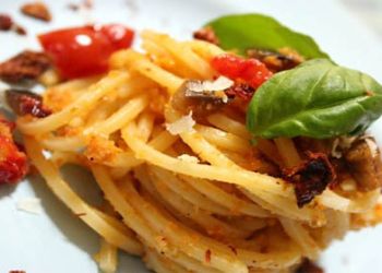 Spaghetti siculi ai peperoni e olive