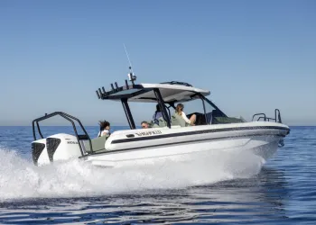 Gommone Highfield ADV9 in planata sul mare con carena RIB e motori fuoribordo