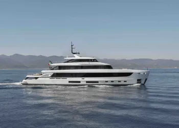 Yacht Azimut Grande 44M bianco con quattro ponti in navigazione su mare calmo