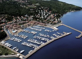 Veduta aerea della marina con pontili e imbarcazioni nel Golfo di Trieste
