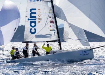 J/70 in planata con equipaggio al lavoro sotto spinnaker in regata a Porto Cervo.