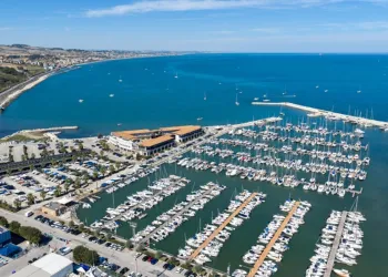 Porto con numerosi yacht e imbarcazioni all'ancora lungo la costa adriatica