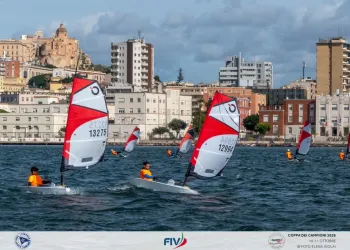Vele rosse di Open Skiff in regata davanti al lungomare di Cagliari