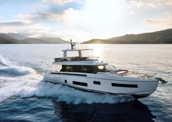 Yacht Azimut a motore in navigazione al tramonto su mare calmo