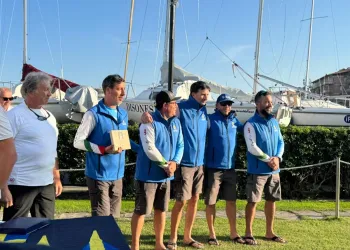 Equipaggio del J24 La Superba in divisa blu durante la premiazione al porto di Cervia