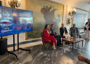 Relatori seduti in una sala durante la presentazione del Campionato Italiano Classi Olimpiche a Napoli.