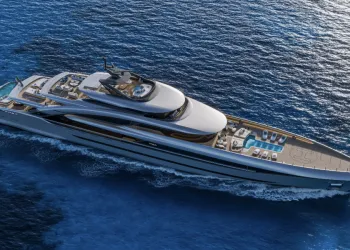 Rendering dall'alto di un superyacht grigio argento in navigazione su mare blu, con piscina e helipad a prua e un'altra piscina a poppa