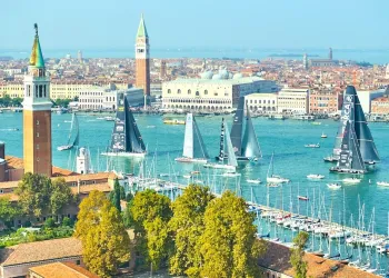 Maxi yacht a vela nel Bacino di San Marco davanti al profilo di Piazza San Marco