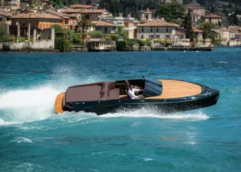Frauscher 797 Spectre in navigazione su acque turchesi con costa sullo sfondo