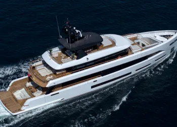 Superyacht bianco di 42 metri in navigazione visto dall'alto, con ampie aree esterne in teak