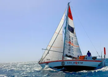 Imbarcazione a vela SOLAREM in navigazione al largo con vele issate e mare mosso