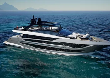 Yacht da 30 metri dal profilo moderno con pilothouse rialzata in navigazione su mare calmo