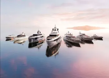Flotta di yacht Azimut allineati su acque calme al tramonto