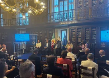 Sala con platea e relatori durante la presentazione del progetto 'La lingua del mare' a Palazzo Marina