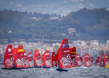 Campionato Europeo iQFOiL 2023 a Patrasso: il forte vento caratterizza la prima giornata