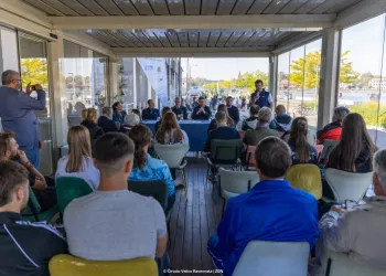 Pubblico e relatori durante la presentazione del programma di Sport in Darsena a Marina di Ravenna