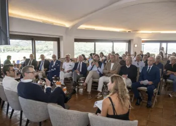 Sala gremita con partecipanti e relatori durante un incontro sui Blue Marina Awards a Porto Cervo